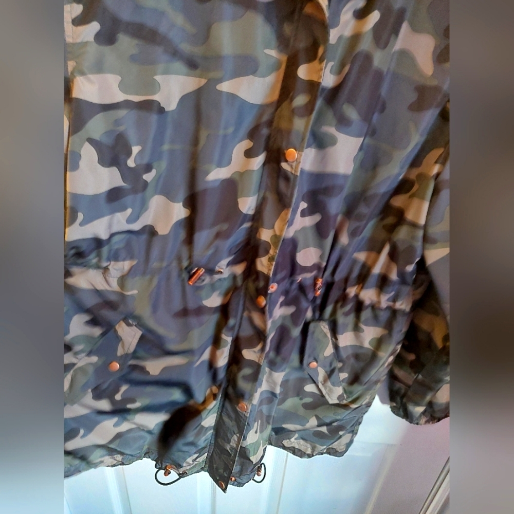 Women's Guess Camouflage Print Jacket. PRICE FIRM - Picture 7 of 8